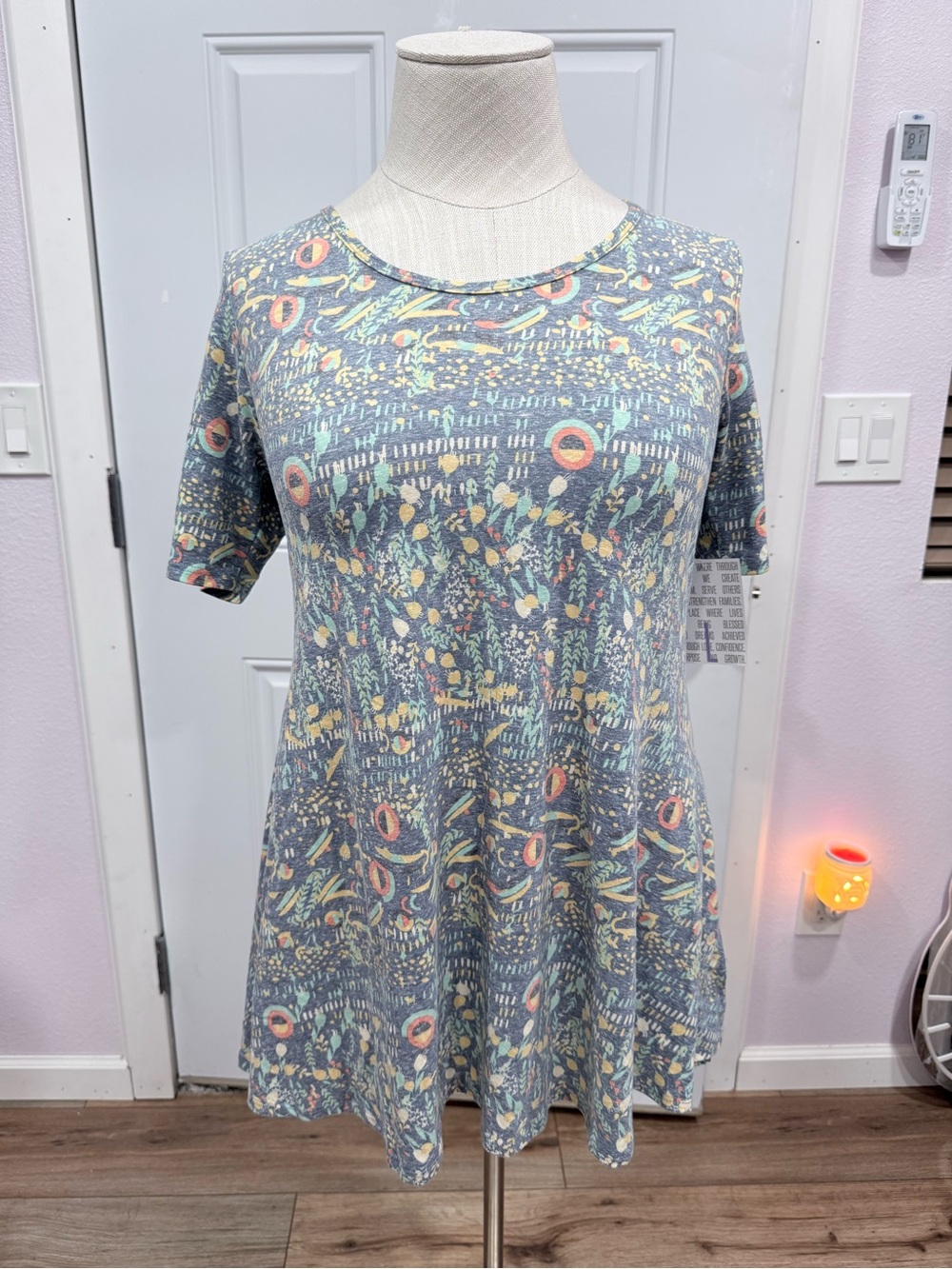 Perfect T by Lularoe size L NWT
